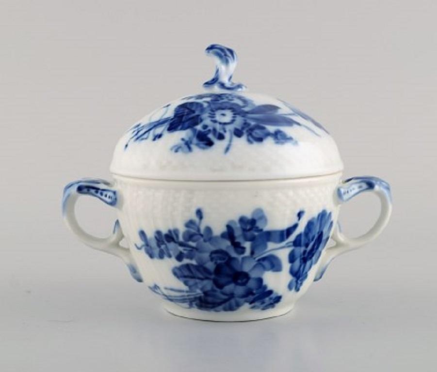 Royal Copenhagen blue flower curved. Sugar bowl and creamer in porcelain with floral decoration.
The sugar bowl measures: 14.5 x 11 cm.
In excellent condition.
1st factory quality.
Stamped.