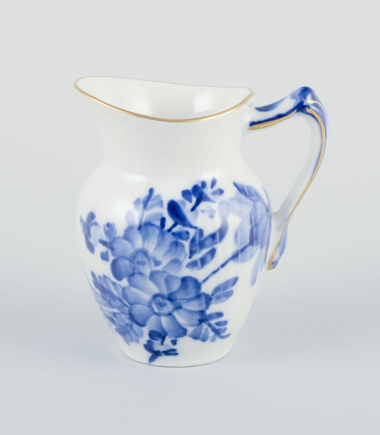 GEBRAUCHTWAREN SIND FÜR KUNDEN IN DEN USA, GROSSBRITANNIEN, AUSTRALIEN UND KANADA VON DEN EINFUHRZÖLLEN BEFREIT.   
DAHER FALLEN FÜR IHREN KAUF KEINE EINFUHRZÖLLE AN. 

Royal Copenhagen Blue Flower Curved, Zuckerdose und Milchkännchen auf einem