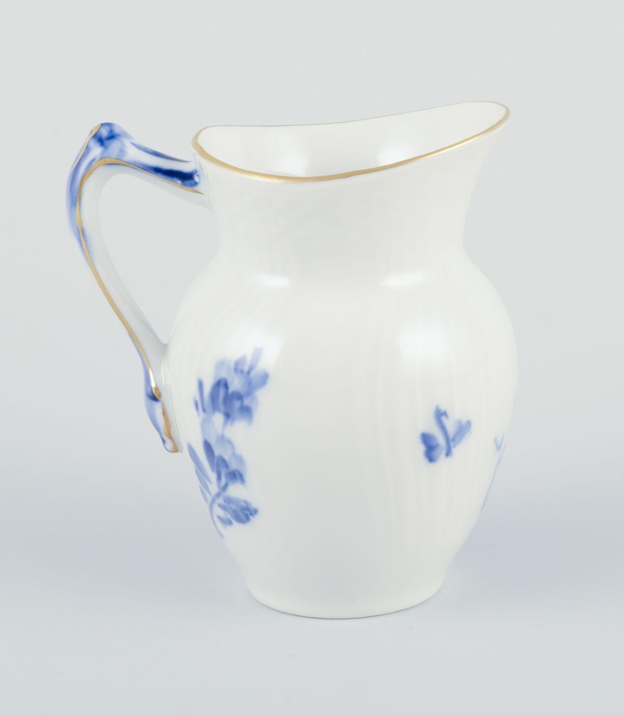 Blaue gebogene Royal Copenhagen-Blume. Zuckerdose und Milchkännchen auf einem Tablett. (Dänisch) im Angebot