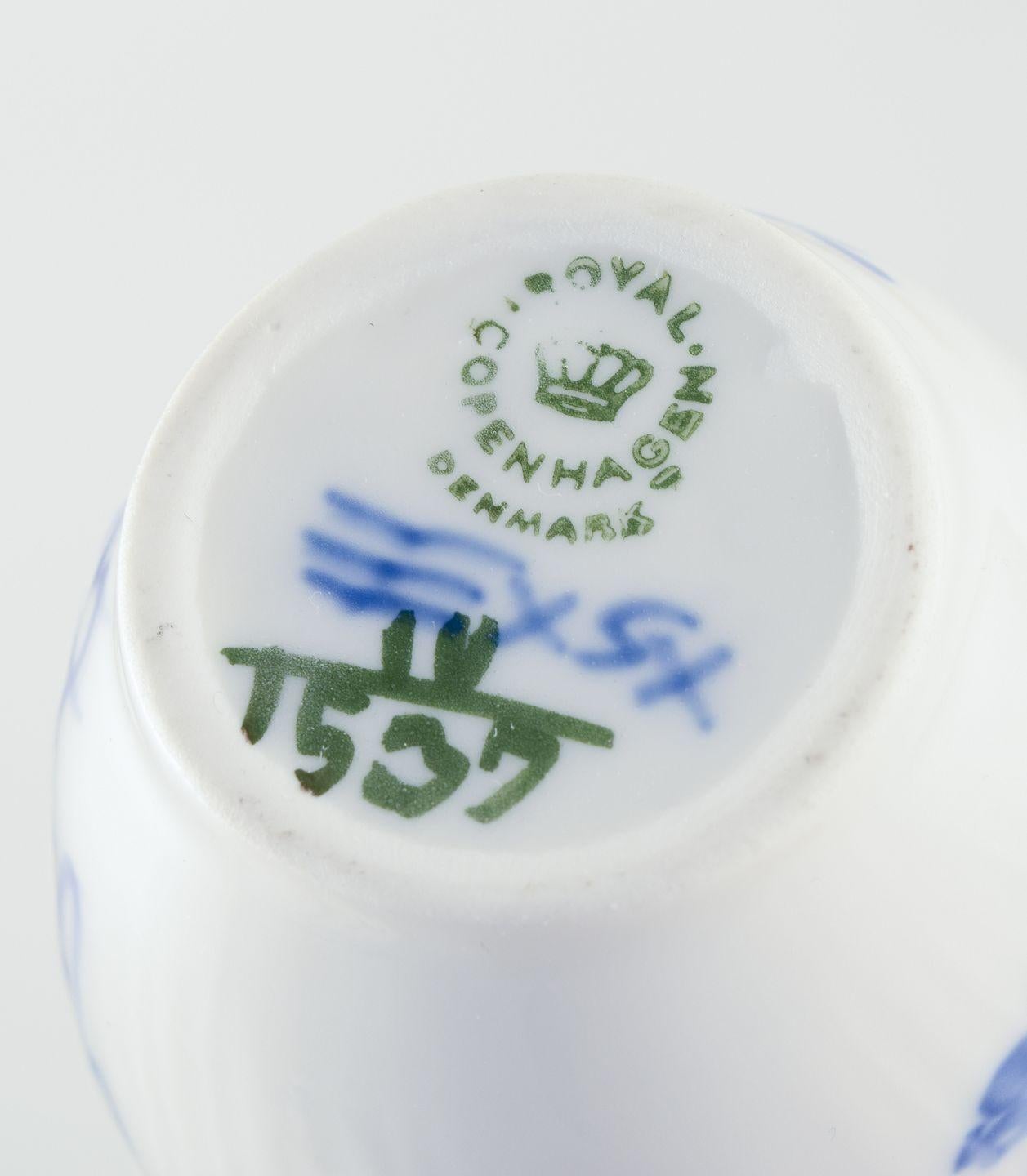 Blaue gebogene Royal Copenhagen-Blume. Zuckerdose und Milchkännchen auf einem Tablett. (Glasiert) im Angebot