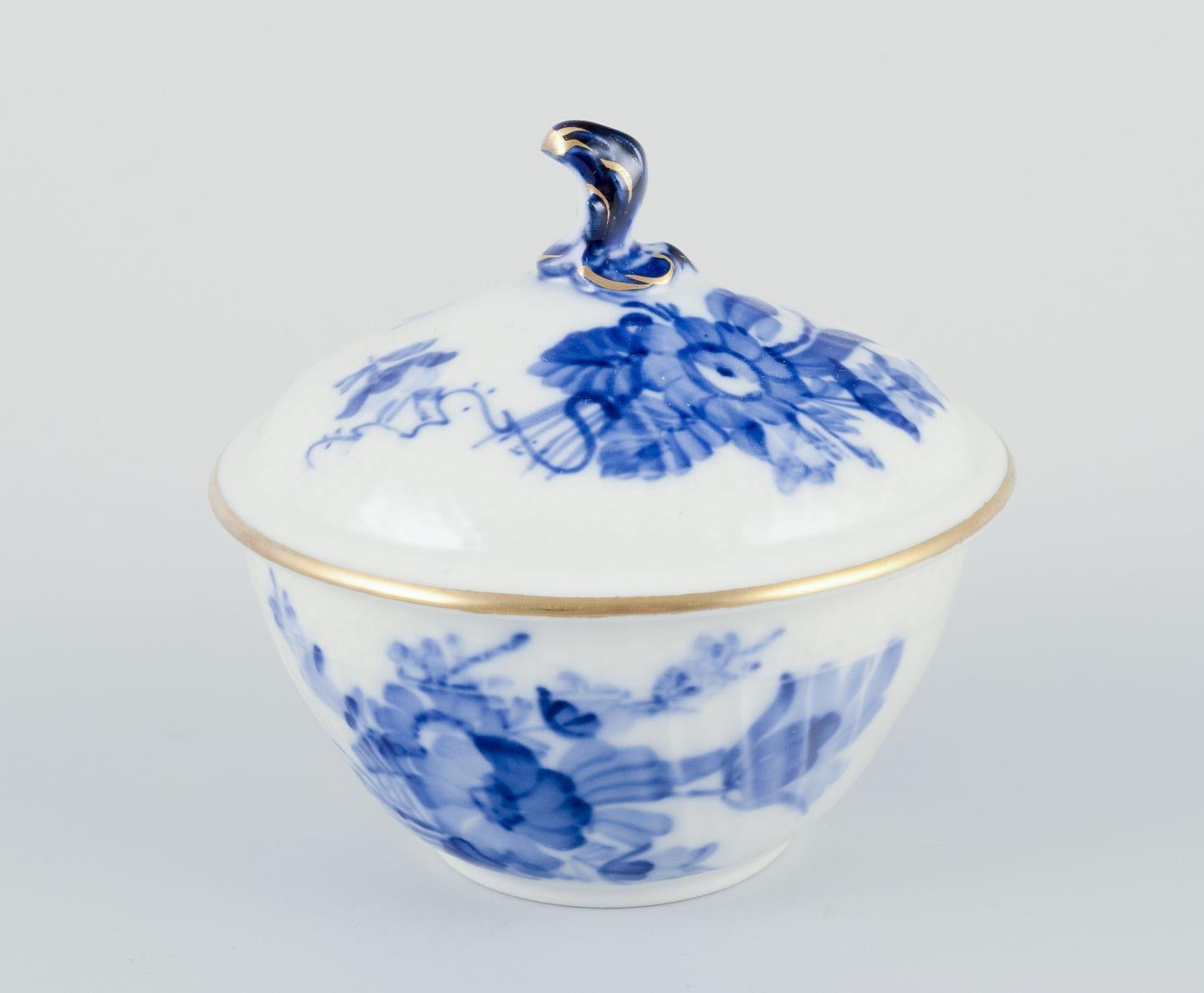 Blaue gebogene Royal Copenhagen-Blume. Zuckerdose und Milchkännchen auf einem Tablett. (Mitte des 20. Jahrhunderts) im Angebot