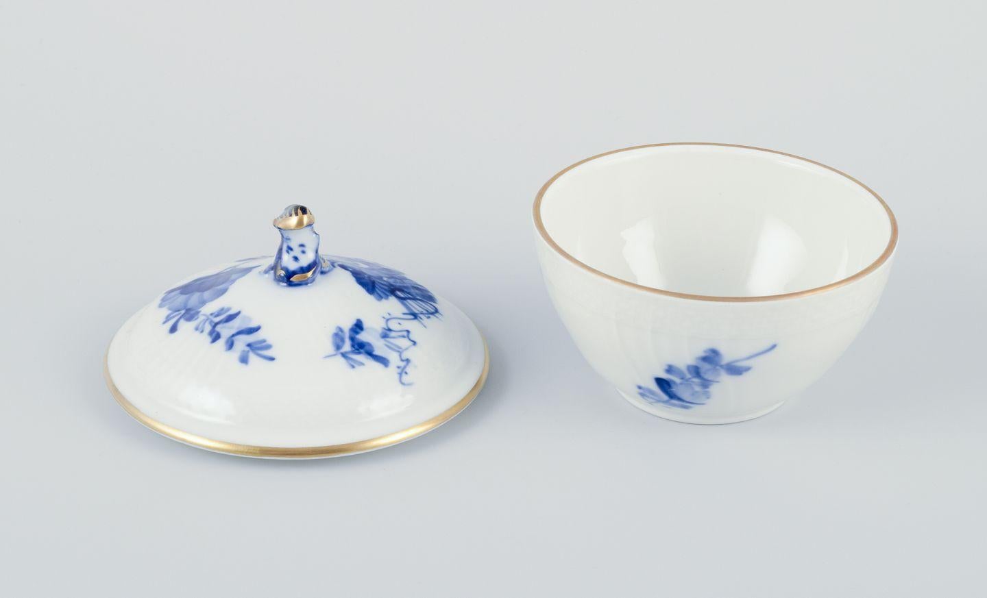 Blaue gebogene Royal Copenhagen-Blume. Zuckerdose und Milchkännchen auf einem Tablett. (Porzellan) im Angebot