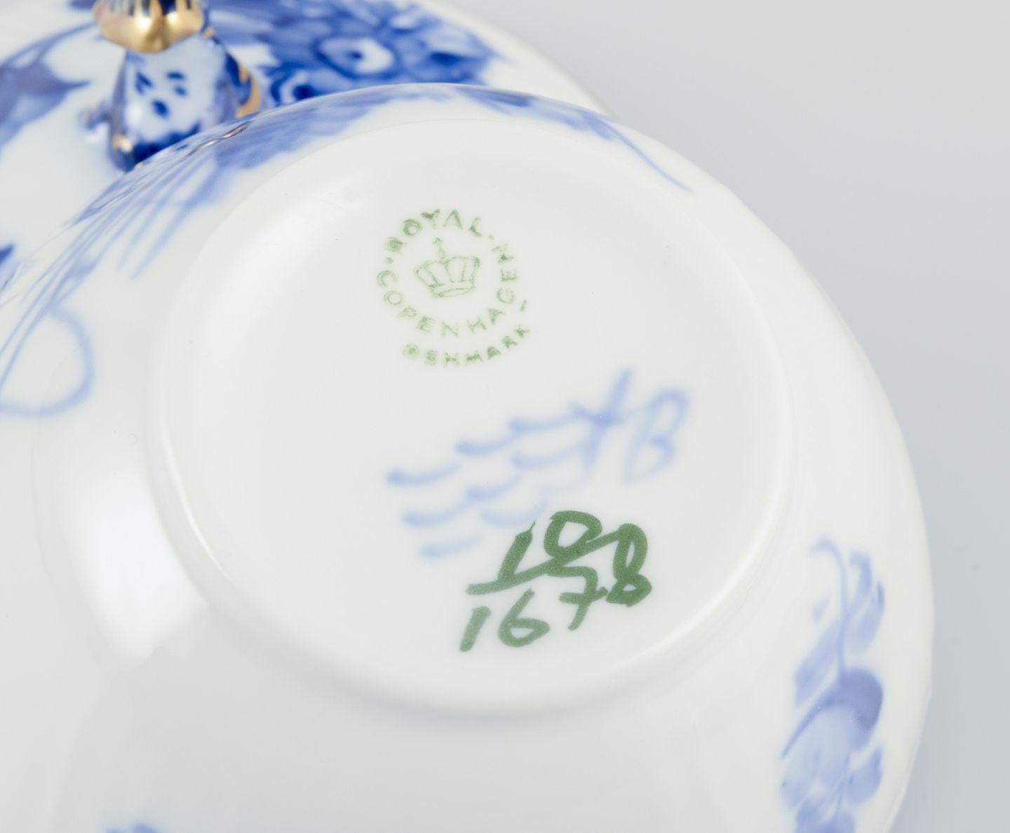 Blaue gebogene Royal Copenhagen-Blume. Zuckerdose und Milchkännchen auf einem Tablett. im Angebot 1