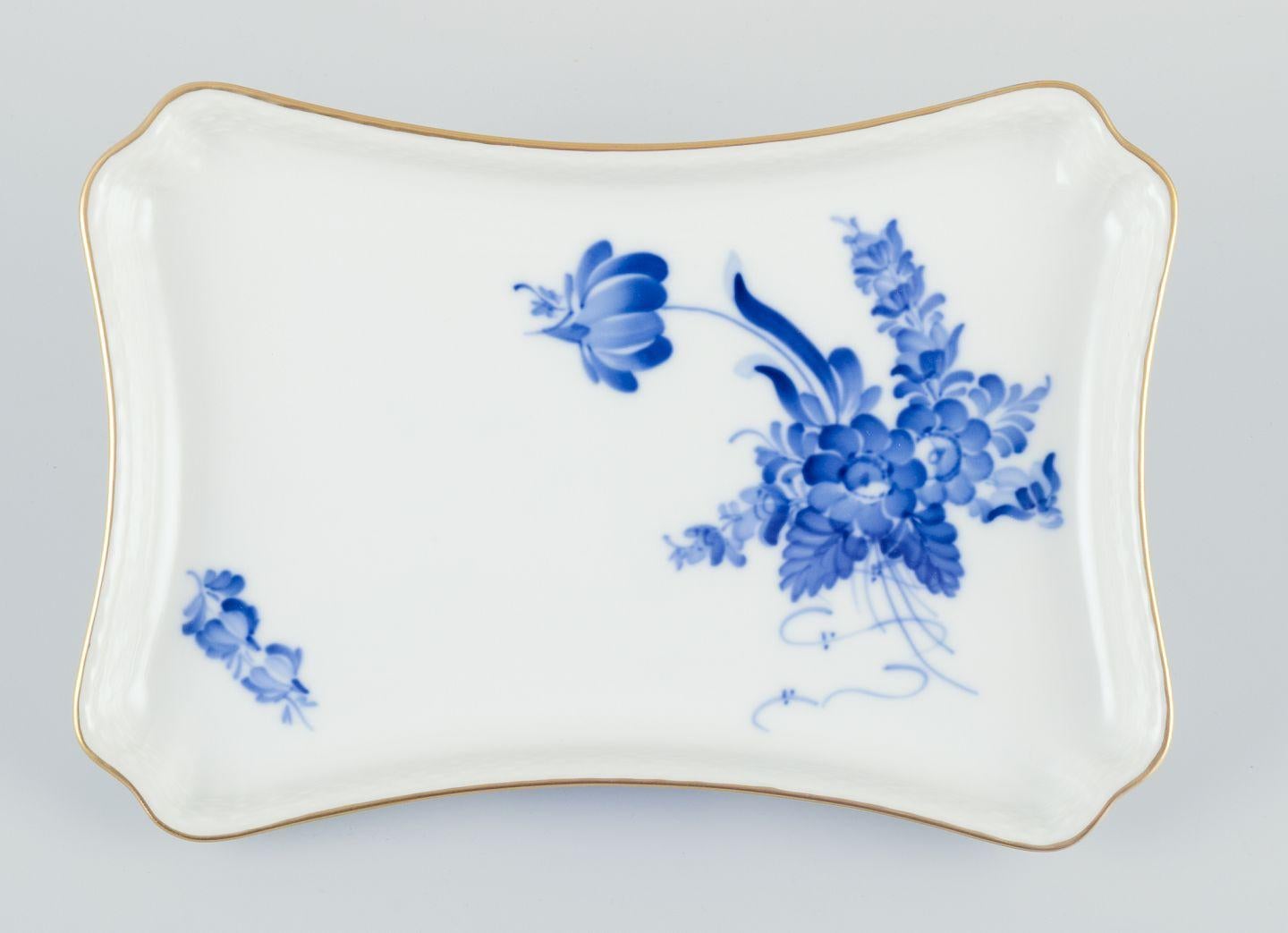 Blaue gebogene Royal Copenhagen-Blume. Zuckerdose und Milchkännchen auf einem Tablett. im Angebot 2