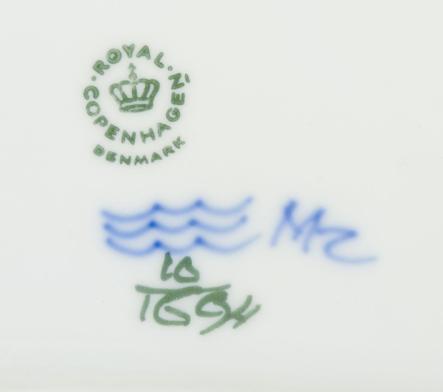Blaue gebogene Royal Copenhagen-Blume. Zuckerdose und Milchkännchen auf einem Tablett. im Angebot 3