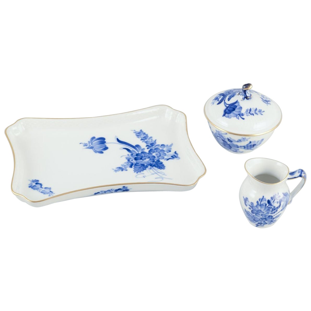 Blaue gebogene Royal Copenhagen-Blume. Zuckerdose und Milchkännchen auf einem Tablett. im Angebot