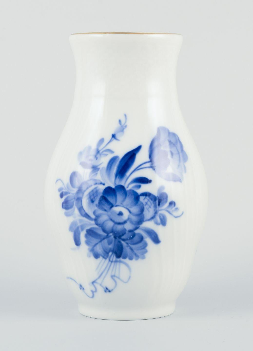 I PRODOTTI USATI SONO ESENTI DA TARIFFE DI IMPORTAZIONE PER I CLIENTI STATUNITENSI, BRITANNICI, AUSTRALIANI E CANADESI.   
PERTANTO, AL TUO ACQUISTO NON SI APPLICHERANNO TARIFFE DI IMPORTAZIONE. 

Vaso curvo a fiori blu di Royal Copenhagen.
Dipinto