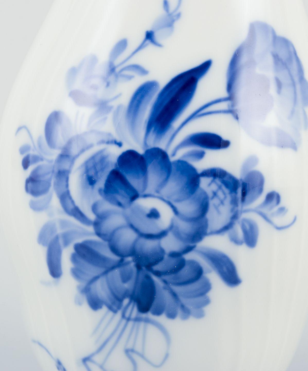 Danese Vaso curvo a fiori blu di Royal Copenhagen. Dipinto a mano in blu. Decorazione in oro. in vendita