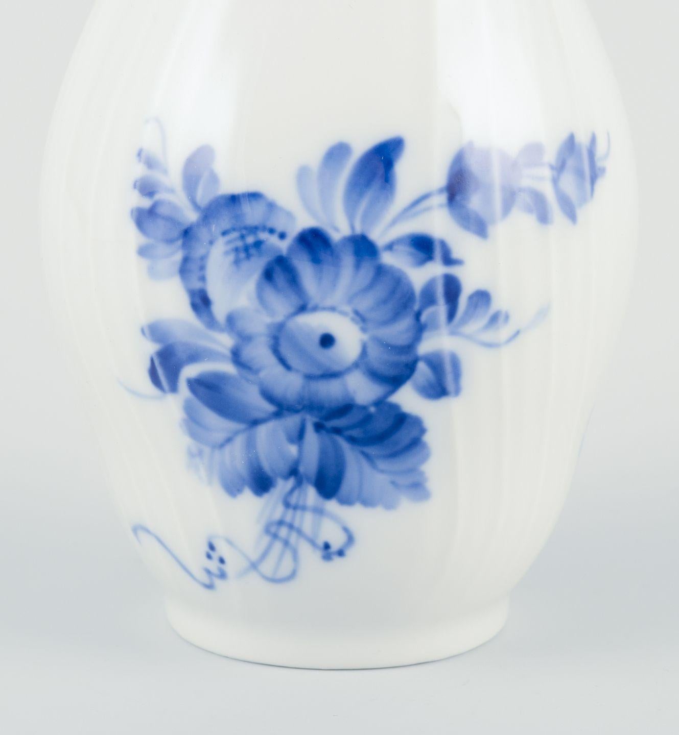 Smaltato Vaso curvo a fiori blu di Royal Copenhagen. Dipinto a mano in blu. Decorazione in oro. in vendita
