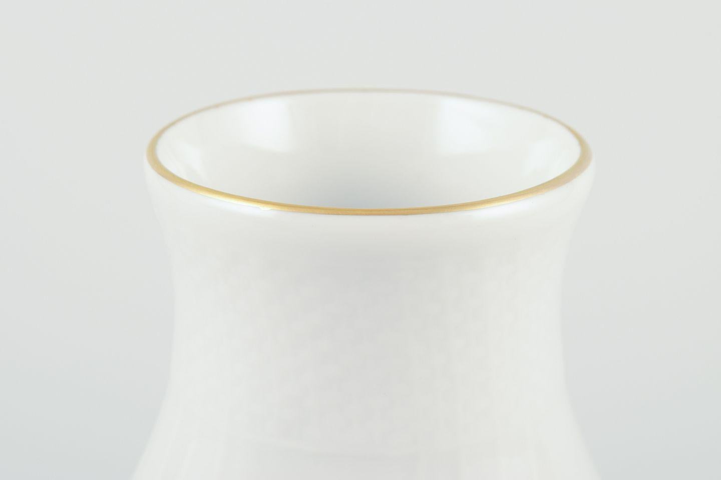 Fine XX secolo Vaso curvo a fiori blu di Royal Copenhagen. Dipinto a mano in blu. Decorazione in oro. in vendita