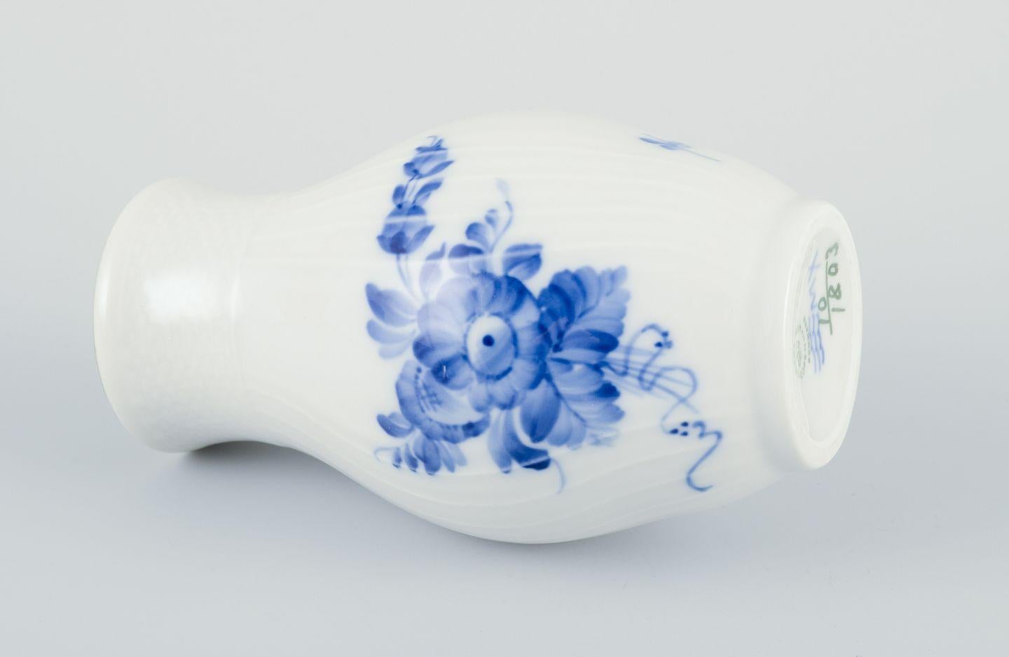 Porcellana Vaso curvo a fiori blu di Royal Copenhagen. Dipinto a mano in blu. Decorazione in oro. in vendita
