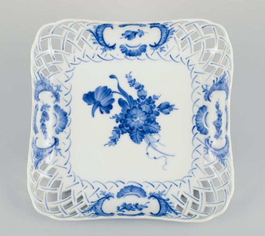 Flor azul de Royal Copenhagen. Cuenco cuadrado de encaje abierto en porcelana.
Pintado a mano.
Modelo 10/1523.
Fechas: 1966.
Marcado.
Perfecto estado.
Segunda calidad de fábrica.
Dimensiones: P 22,5 cm x A 4,0 cm.