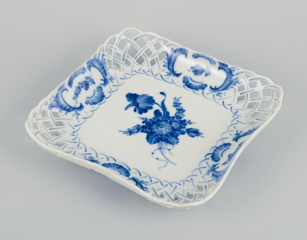 Flor azul de Royal Copenhagen. Abre el cuenco cuadrado de encaje. Pintado a mano. Danés en venta