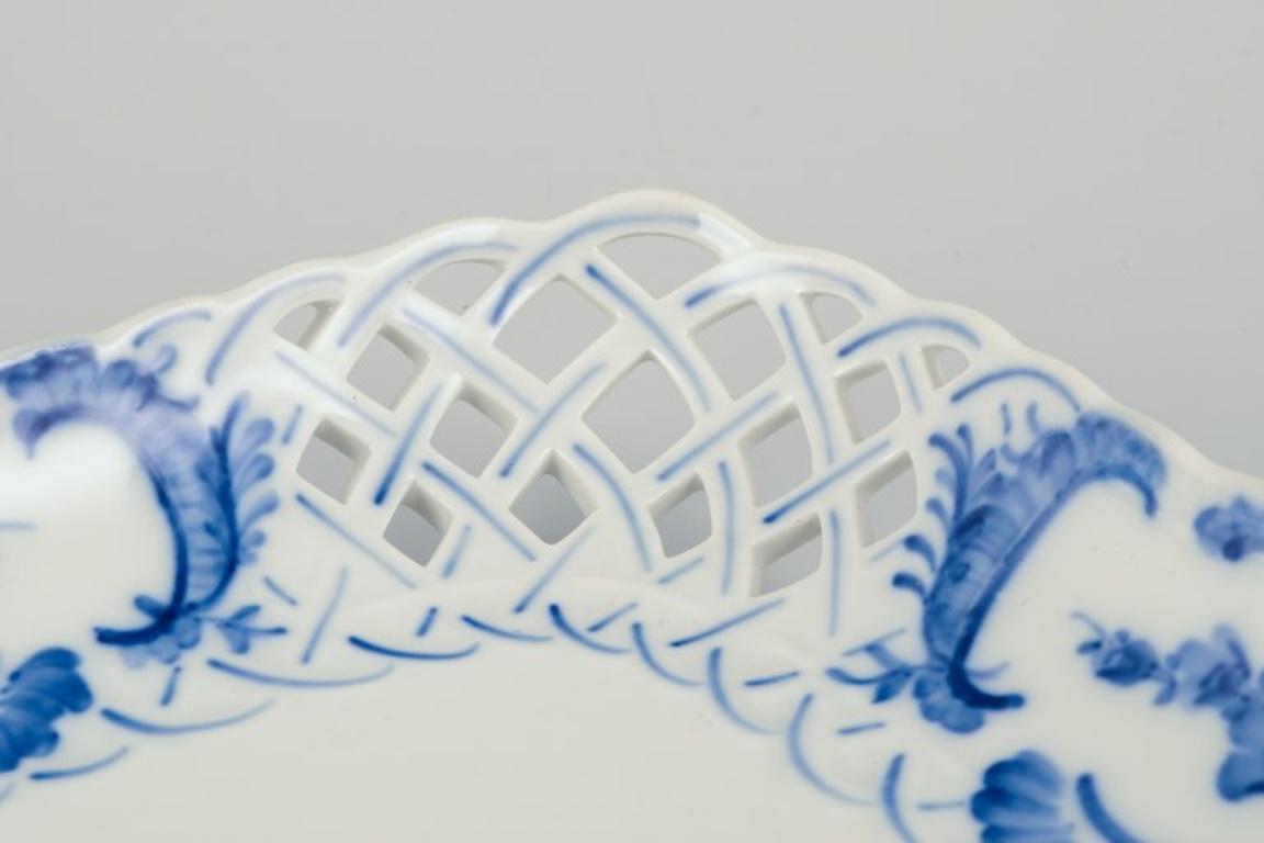 Flor azul de Royal Copenhagen. Abre el cuenco cuadrado de encaje. Pintado a mano. en venta 3