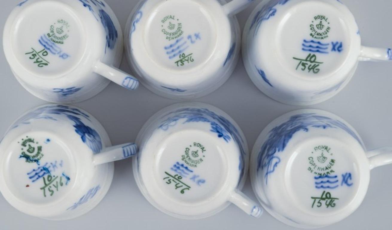 Blaue Royal Copenhagen-Blume. Set aus sechs Kaffeebechern mit Untertassen. im Angebot 1