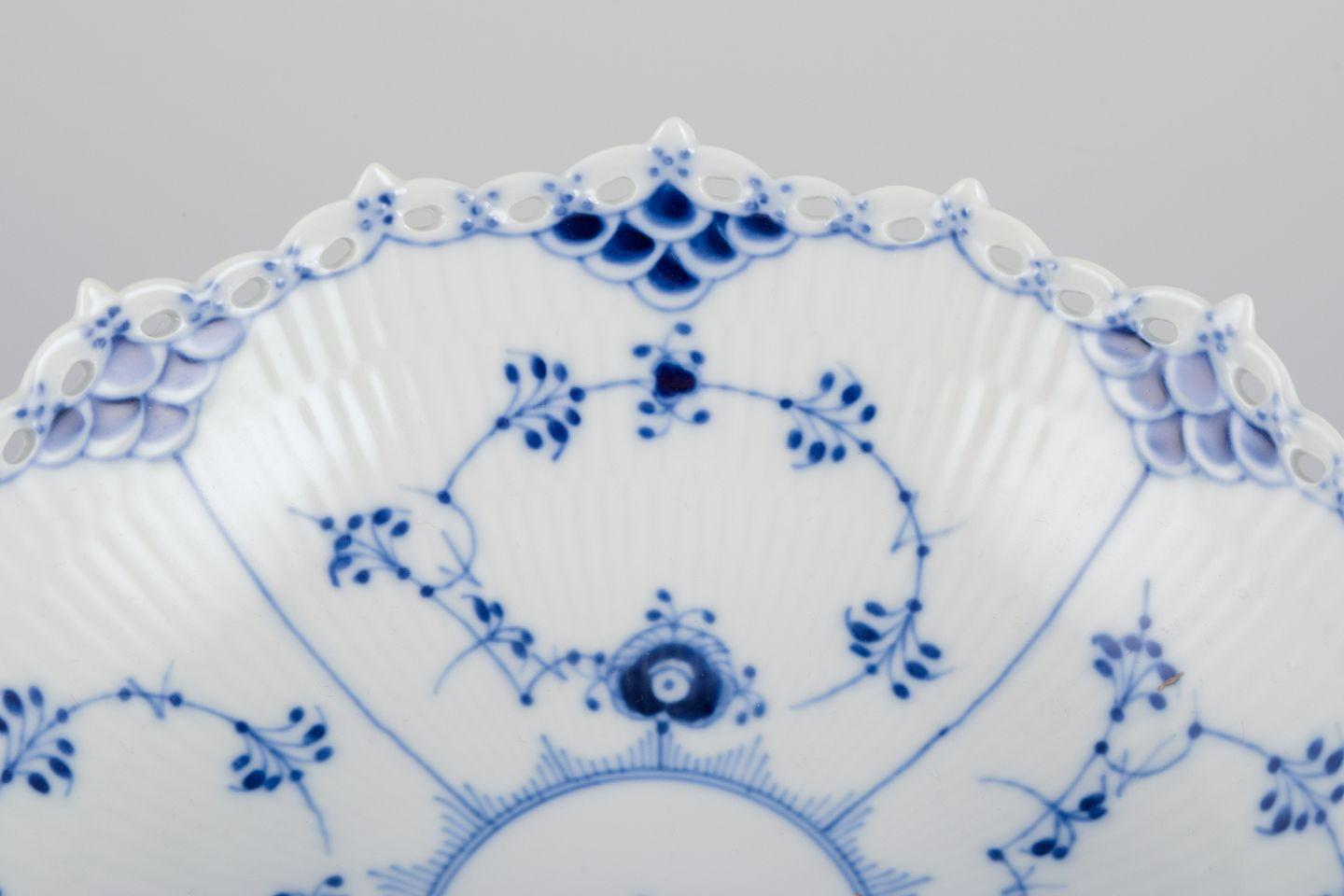 Royal Copenhagen Encaje Completo Acanalado Azul, centro de mesa de porcelana. 1