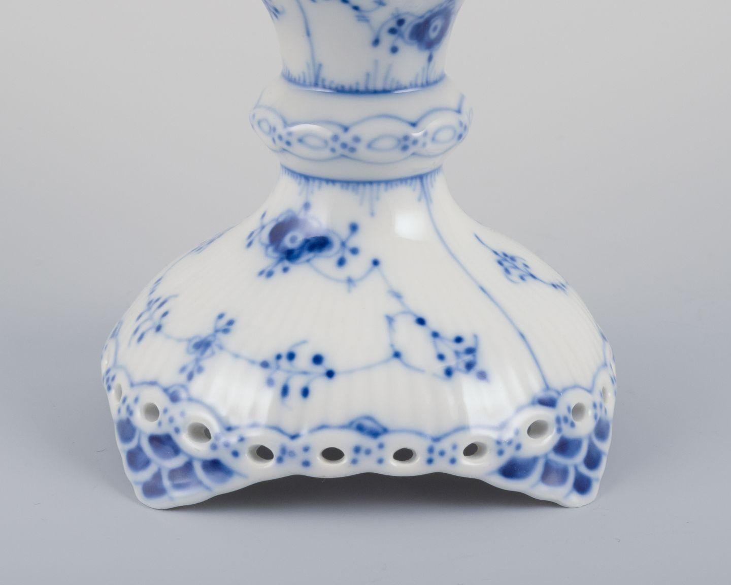 Royal Copenhagen Encaje Completo Acanalado Azul, centro de mesa de porcelana. 2