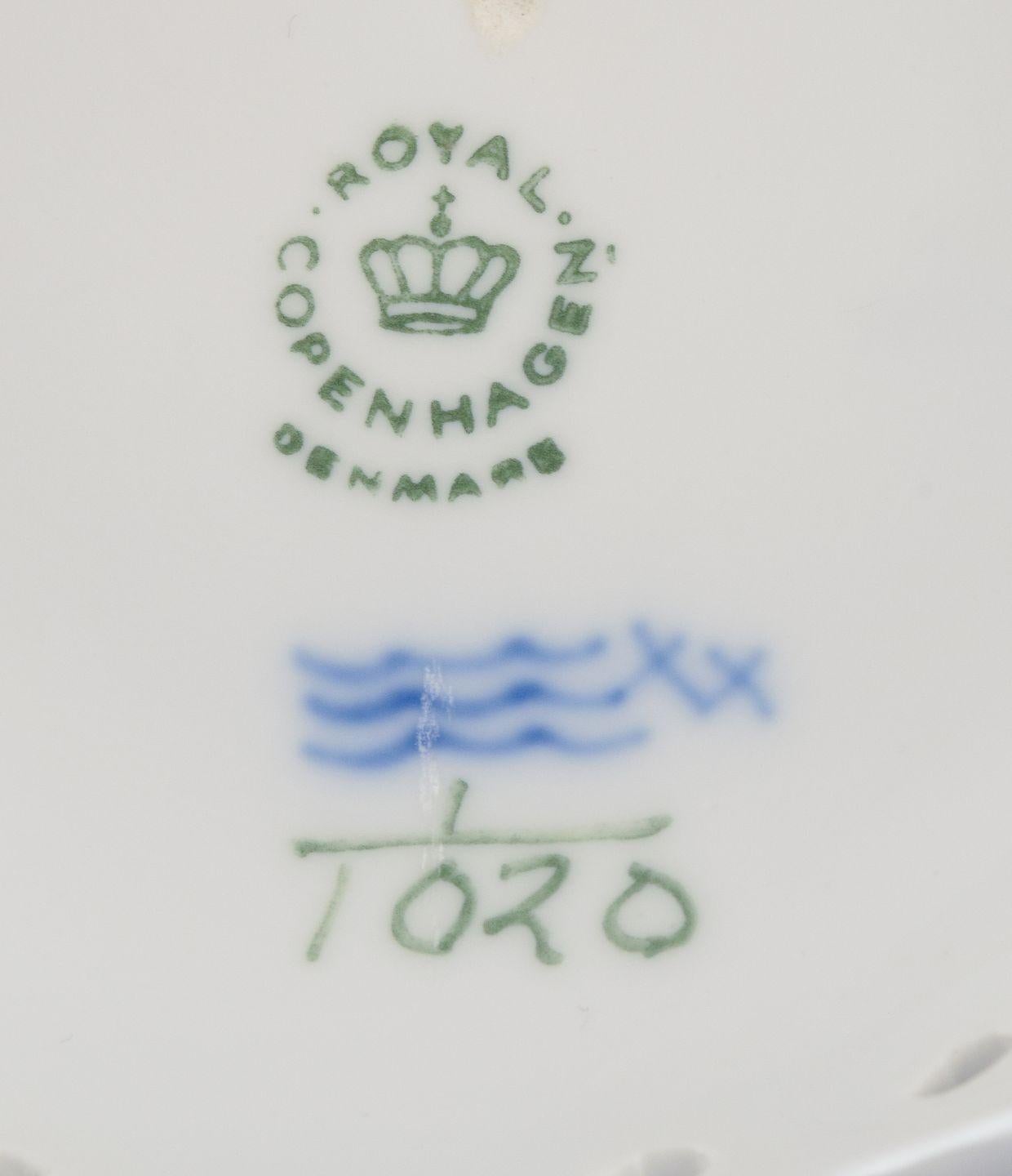 Royal Copenhagen Encaje Completo Acanalado Azul, centro de mesa de porcelana. 3
