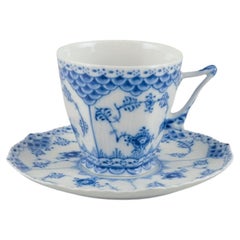 Encaje completo acanalado azul de Royal Copenhagen. Taza de café con platillo
