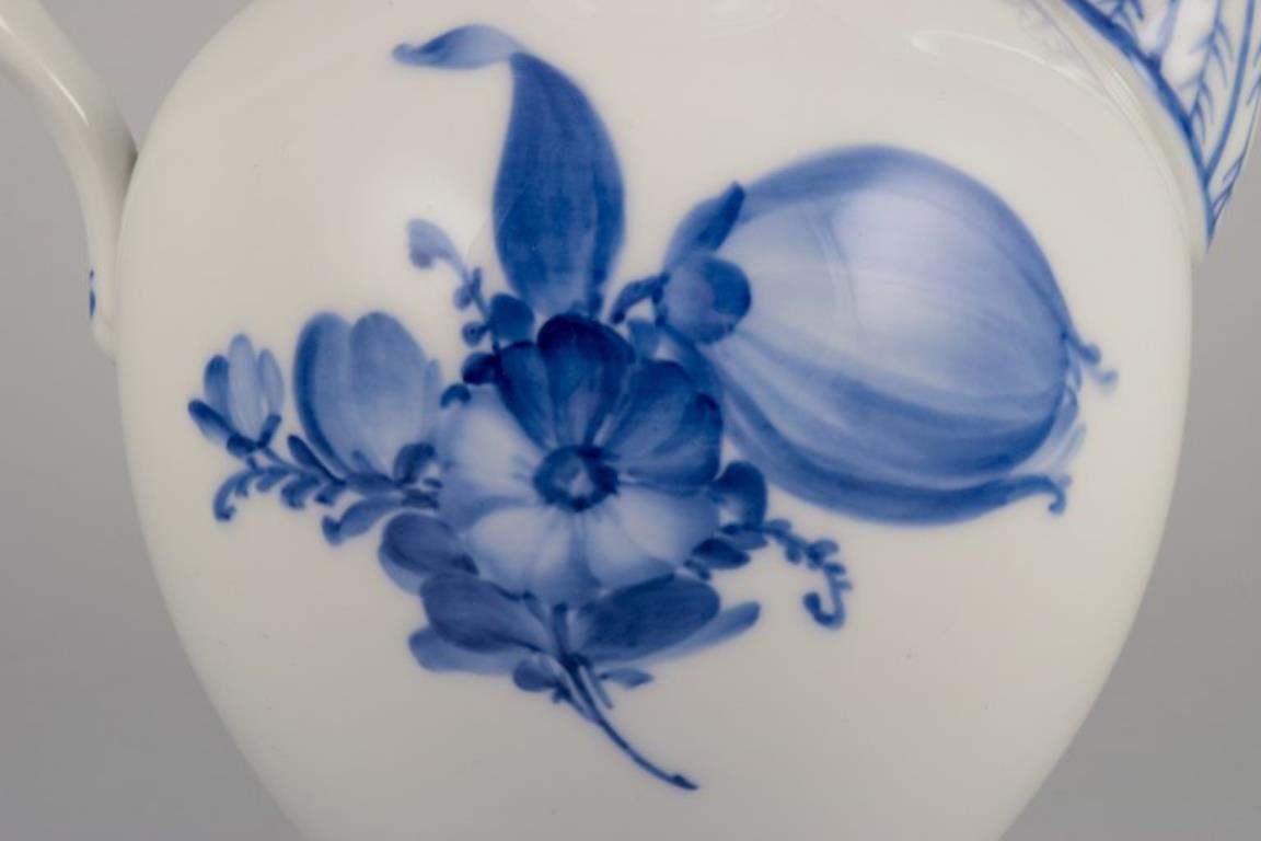 Metà XX secolo Royal Copenhagen Blue Fluted Full Lace, caffettiera. Circa anni '30 in vendita