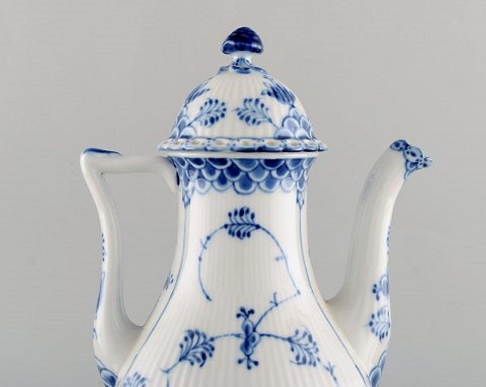 Royal Copenhagen blue fluted full lace coffee pot in porcelain. Model number: 1/1202.
Measures: 29 x 19 cm.
In perfect condition.
Stamped.
1st factory quality.