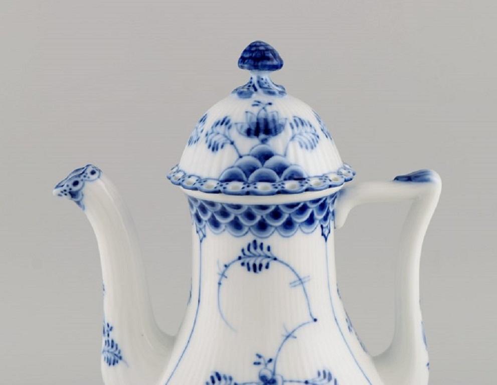 Royal Copenhagen blue fluted full lace coffee pot in porcelain. Model Number 1/1202.
Measures: 29 x 19 cm.
In perfect condition.
Stamped.
1st factory quality.