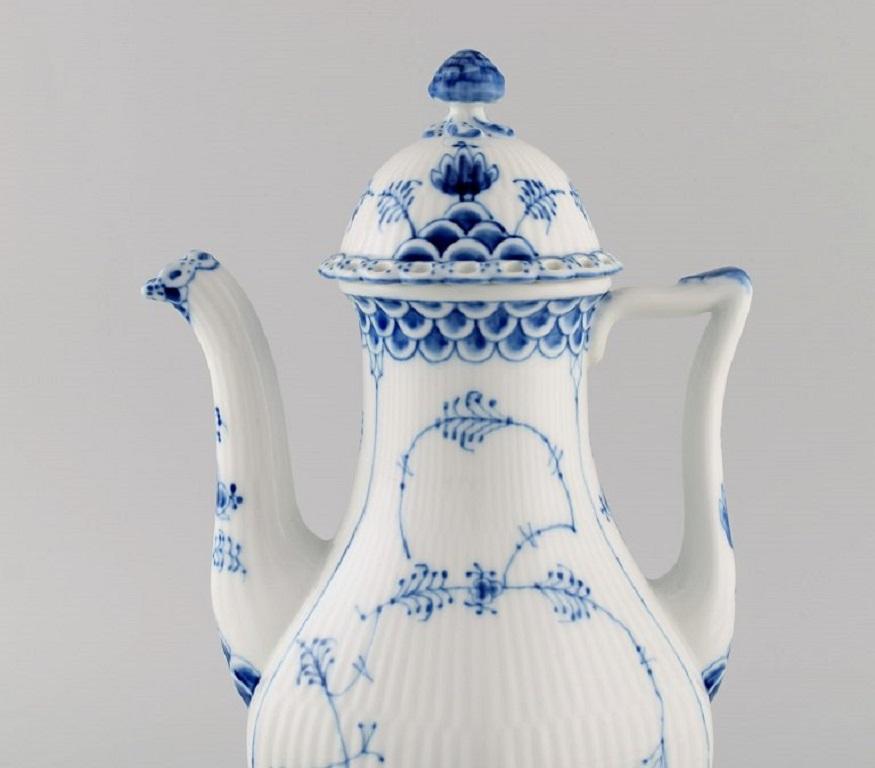Royal Copenhagen blue fluted full Lace coffee pot in porcelain. 
Model Number 1/1202. Dated 1969-1974.
Measures: 29 x 19 cm.
In excellent condition.
Stamped.
1st factory quality.