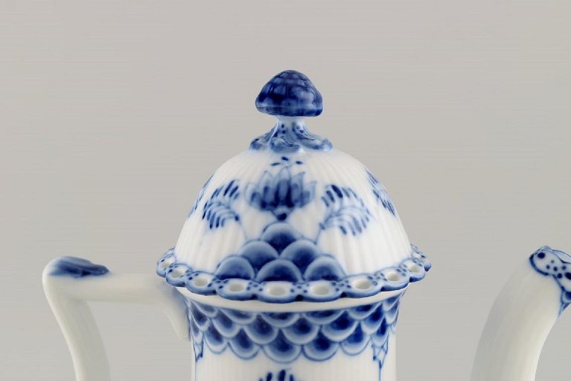 Royal Copenhagen Blauer geriffelter Vollspitze-Couchtisch aus Porzellan im Angebot 1