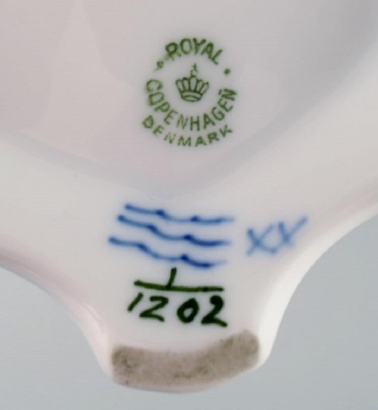 Royal Copenhagen Blauer geriffelter Vollspitze-Couchtisch aus Porzellan im Angebot 2