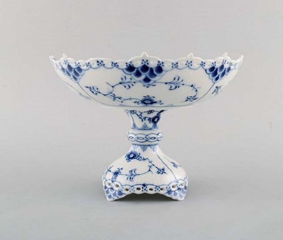Royal Copenhagen blue fluted full lace compote in porcelain. Model Number 1/1020.
Measures: 20 x 15 cm.
In perfect condition.
Stamped.
1st factory quality.