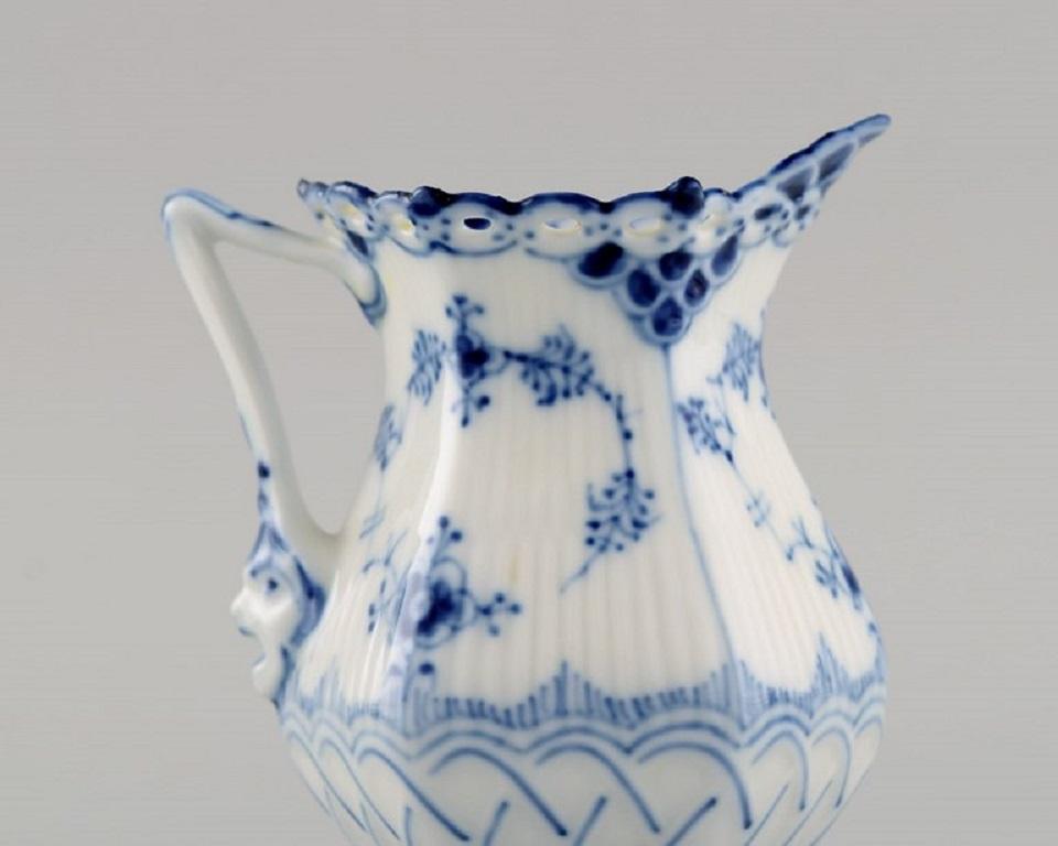 Royal Copenhagen blue fluted full lace cream jug in porcelain. Model number 1/1032.
Measures: 11 x 9.5 cm.
In excellent condition.
Stamped.
1st factory quality.