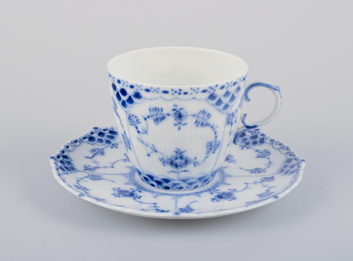 Royal Copenhagen Blue Fluted Full Lace, acht Paare von Kaffeetassen mit Untertassen.
Modellnummer: 1/1035.
Datierung: 1960s.
Markiert.
In perfektem Zustand.
Zweite und dritte Fabrikqualität. Fünf Untertassen in erster Fabrikqualität.
Tasse: D 7,3 cm