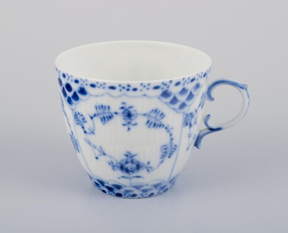 Encaje completo acanalado azul de Royal Copenhagen. Ocho pares de tazas de café con platillos Danés en venta