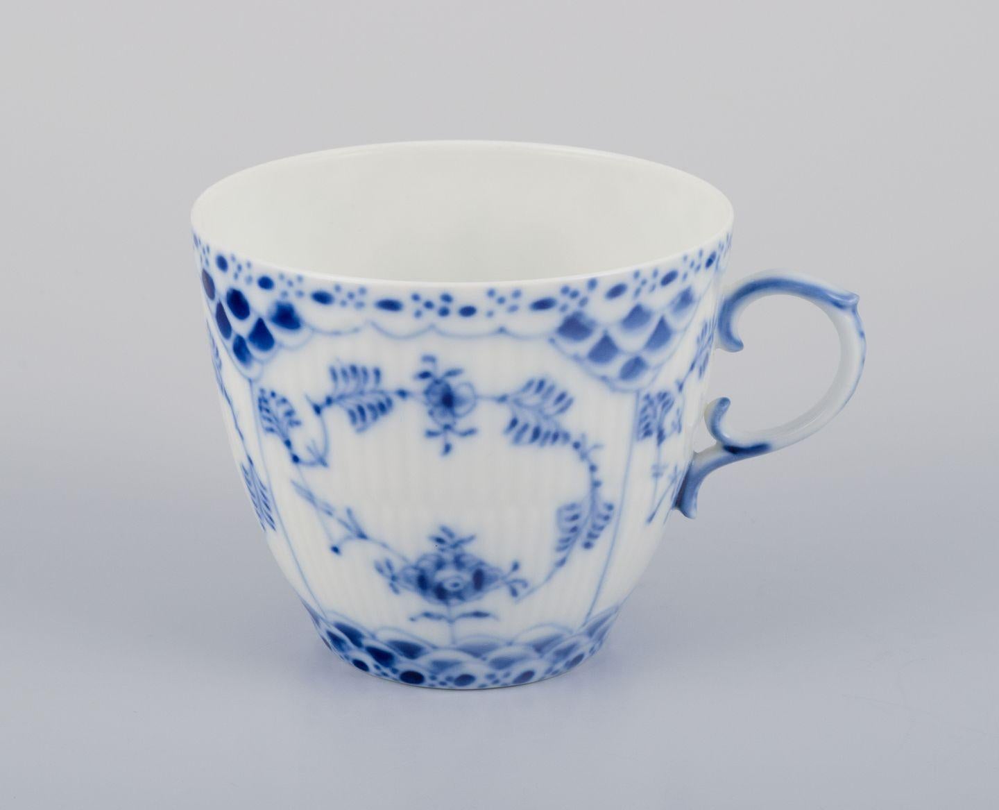 Royal Copenhagen Blau geriffelte Vollspitze, acht Paar Kaffeebecher mit Untertassen (Französisch) im Angebot