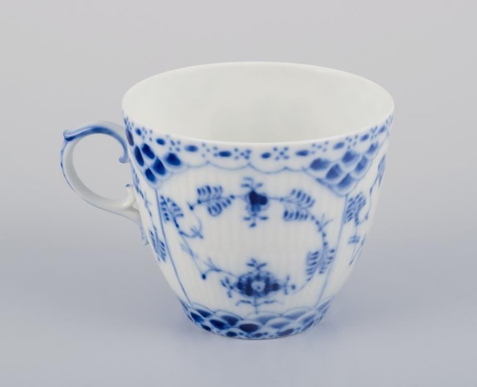 Encaje completo acanalado azul de Royal Copenhagen. Ocho pares de tazas de café con platillos mediados del siglo XX en venta