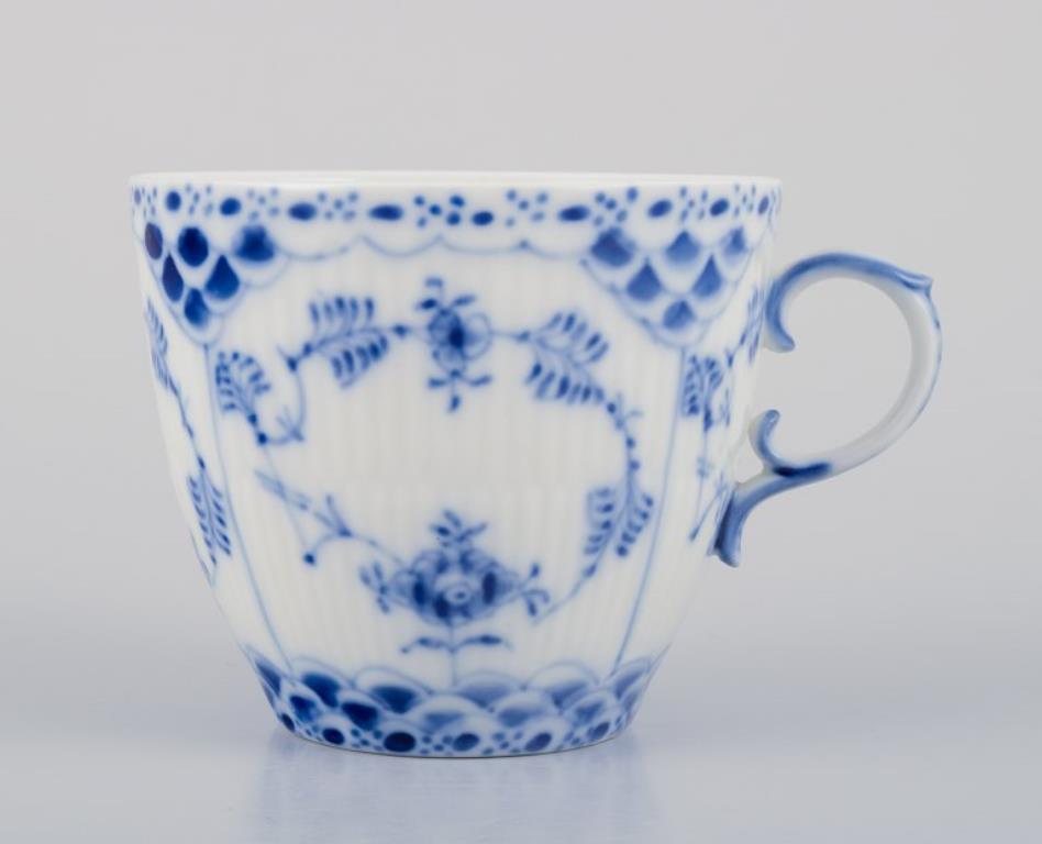 Encaje completo acanalado azul de Royal Copenhagen. Ocho pares de tazas de café con platillos Porcelana en venta
