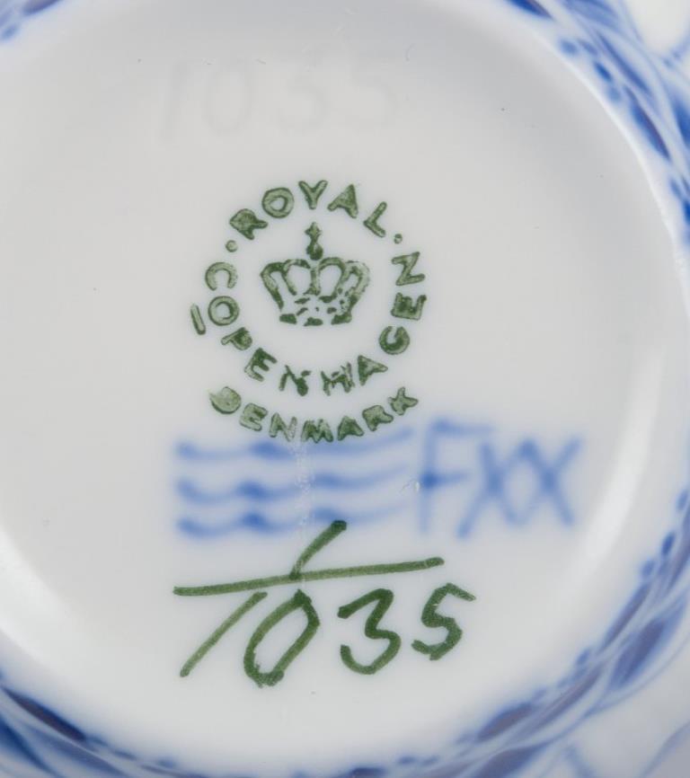Encaje completo acanalado azul de Royal Copenhagen. Ocho pares de tazas de café con platillos en venta 1