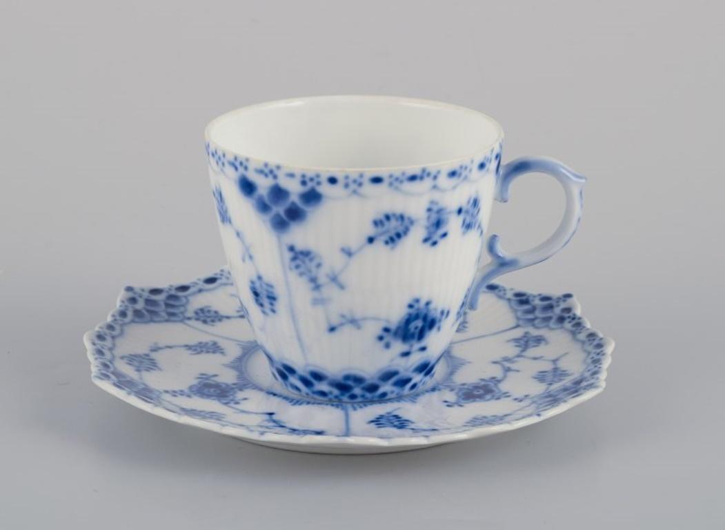 Royal Copenhagen Blau geriffelte Vollspitze. Fünf Tassen und Untertassen aus Porzellan.
Modellnummer: 1/1038.
Datierung: 1930s.
Erste und zweite Werksqualität.
Perfekter Zustand.
Tasse: Durchmesser 6,0 cm x Höhe 5,4 cm.
Untertasse: Durchmesser 10.5