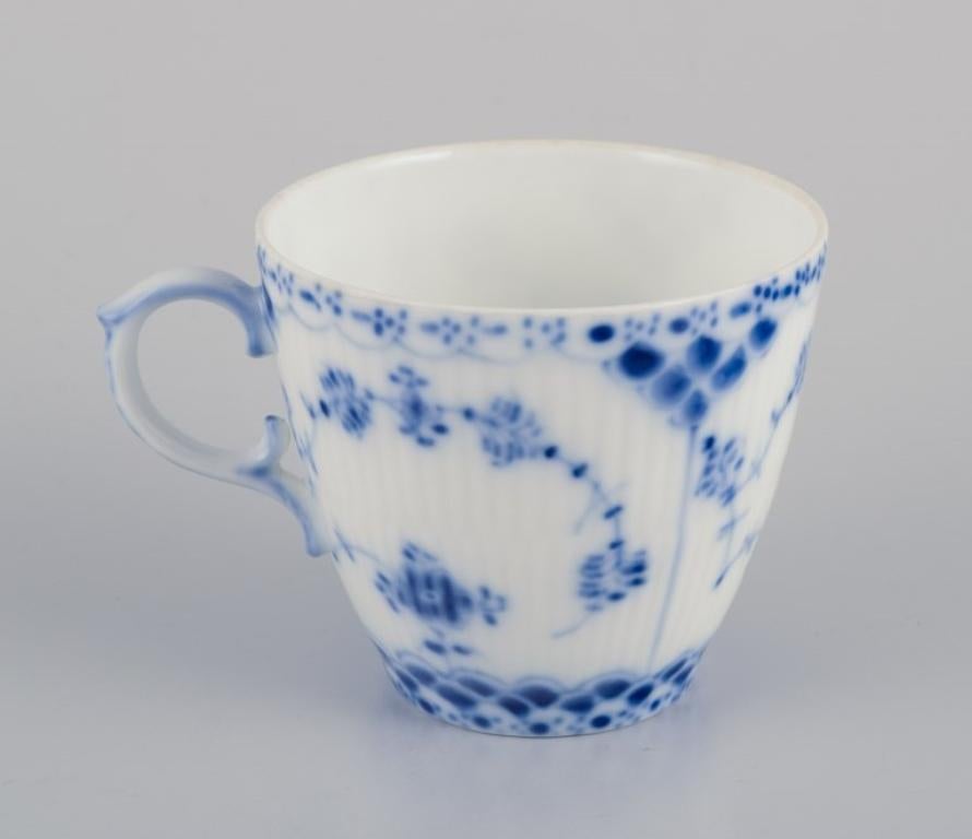 Royal Copenhagen Blau geriffelte Vollspitze. Fünf Deitasse-Tasse und Untertassen. (Handbemalt) im Angebot
