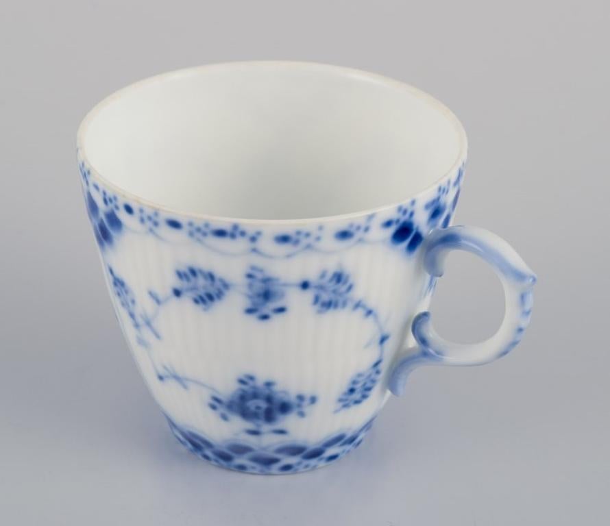 Royal Copenhagen Blau geriffelte Vollspitze. Fünf Deitasse-Tasse und Untertassen. (Mitte des 20. Jahrhunderts) im Angebot