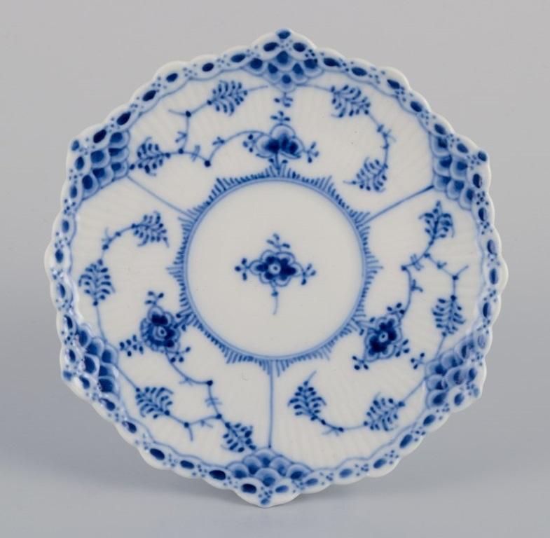 Royal Copenhagen Blau geriffelte Vollspitze. Fünf Deitasse-Tasse und Untertassen. (Porzellan) im Angebot