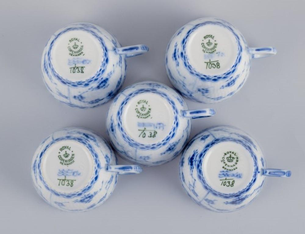Royal Copenhagen Blau geriffelte Vollspitze. Fünf Deitasse-Tasse und Untertassen. im Angebot 2