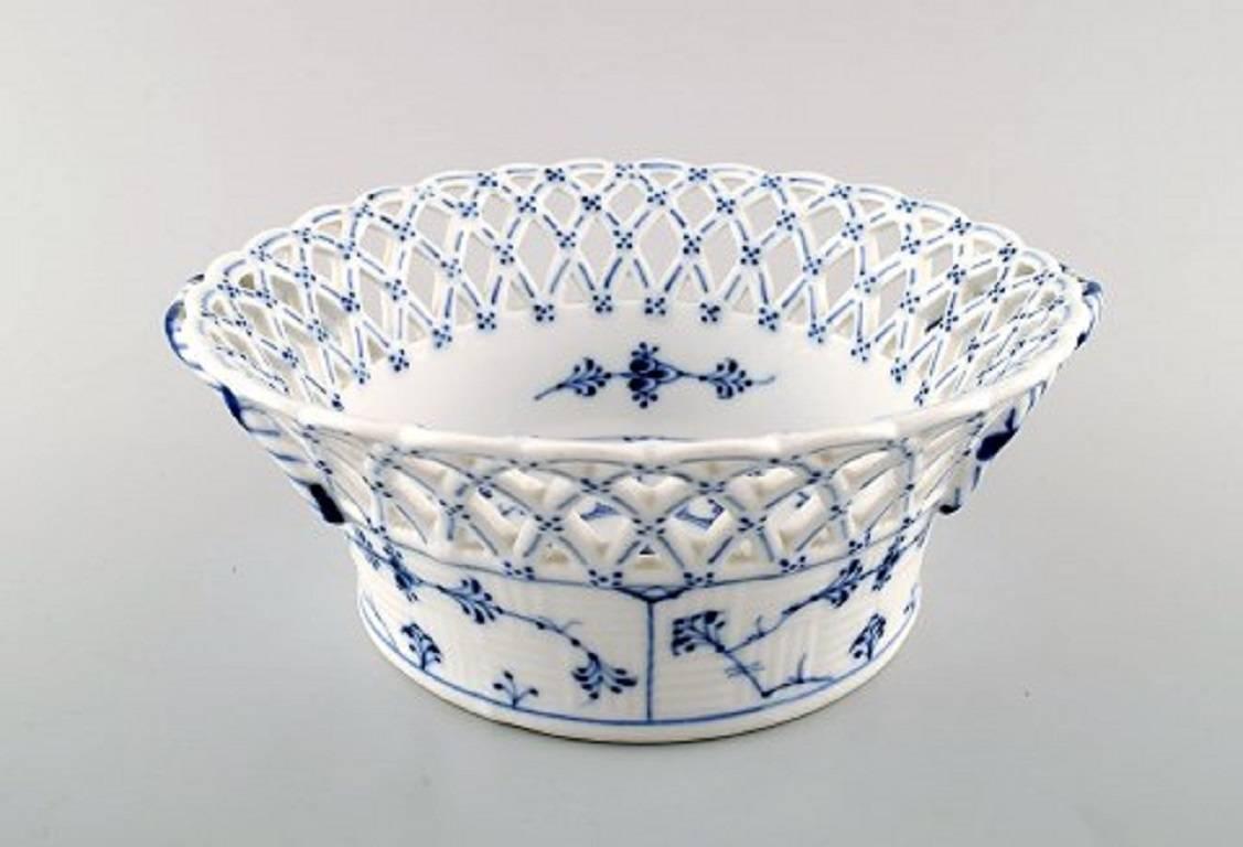 Royal Copenhagen blue fluted full lace fruit bowl.
Decoration number: 1/1052.
Measure: Diameter 22 cm, height 9 cm.
In perfect condition, first assortment.