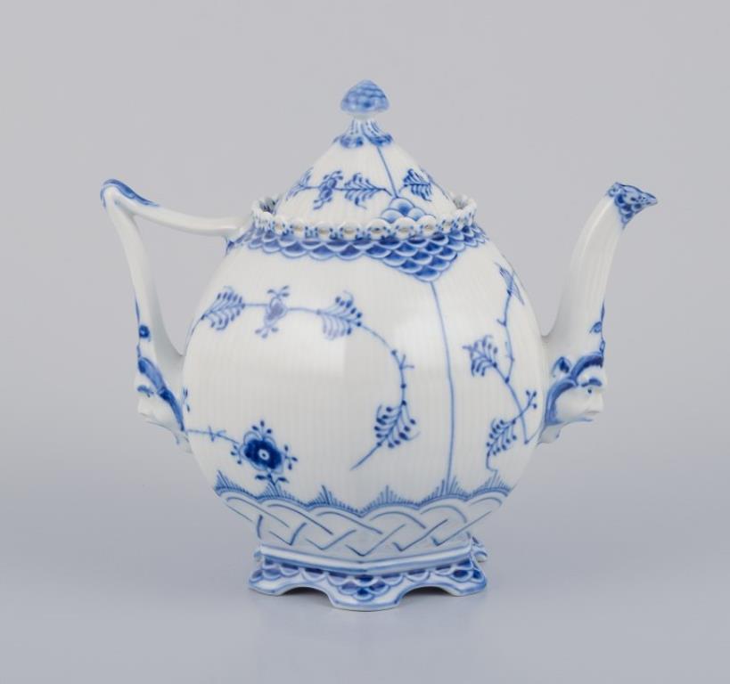 Royal Copenhagen Blue Fluted Full Lace, teiera grande.
Il beccuccio e il manico sono modellati con la testa di un fauno.
Numero di modello: 1/1119.
Datazione: 1968.
Contrassegnato.
In ottime condizioni.
Prima qualità di fabbrica.
Dimensioni: L. 21,0