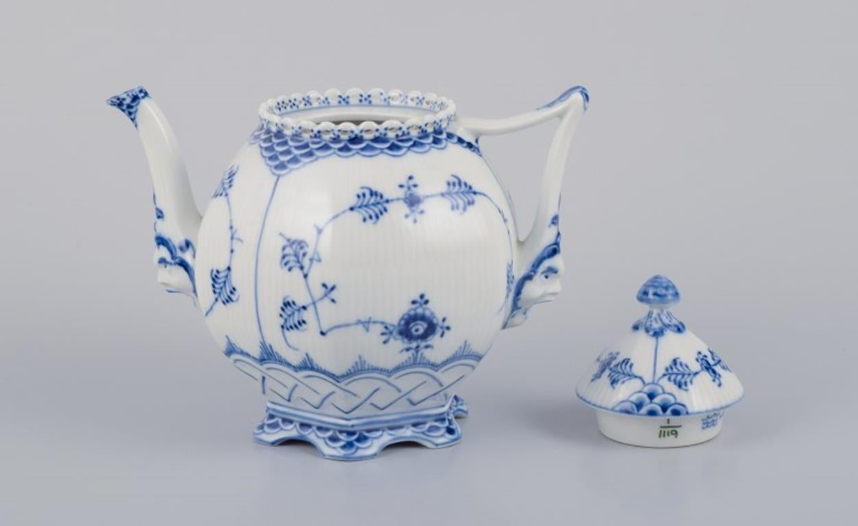 Royal Copenhagen Blue Fluted Full Lace, teiera grande in porcellana in vendita 1