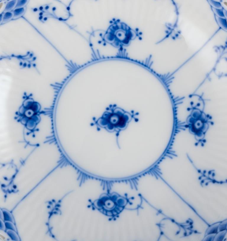 Dipinto a mano Royal Copenhagen Blue Fluted Full Lace, centrotavola basso. in vendita