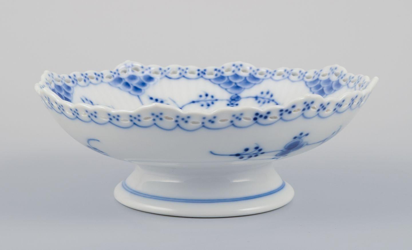Royal Copenhagen Blue Fluted Full Lace, low centerpiece.
Model number: 1/1023.
Dating: 1980-1984
Marked.
Perfect condition.
Third factory quality.
Dimensions: D 17.0 cm x H 6.0 cm.