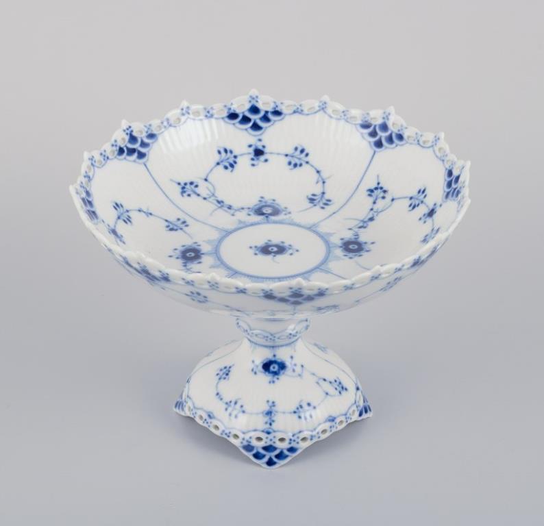Royal Copenhagen Encaje Completo Acanalado Azul, centro de mesa de porcelana.
Model No.: 1/1020.
Fechas: 1980-1984
Marcado.
Perfecto estado.
Segunda calidad de fábrica.
Dimensiones: P 21,0 cm x A 14,8 cm.
