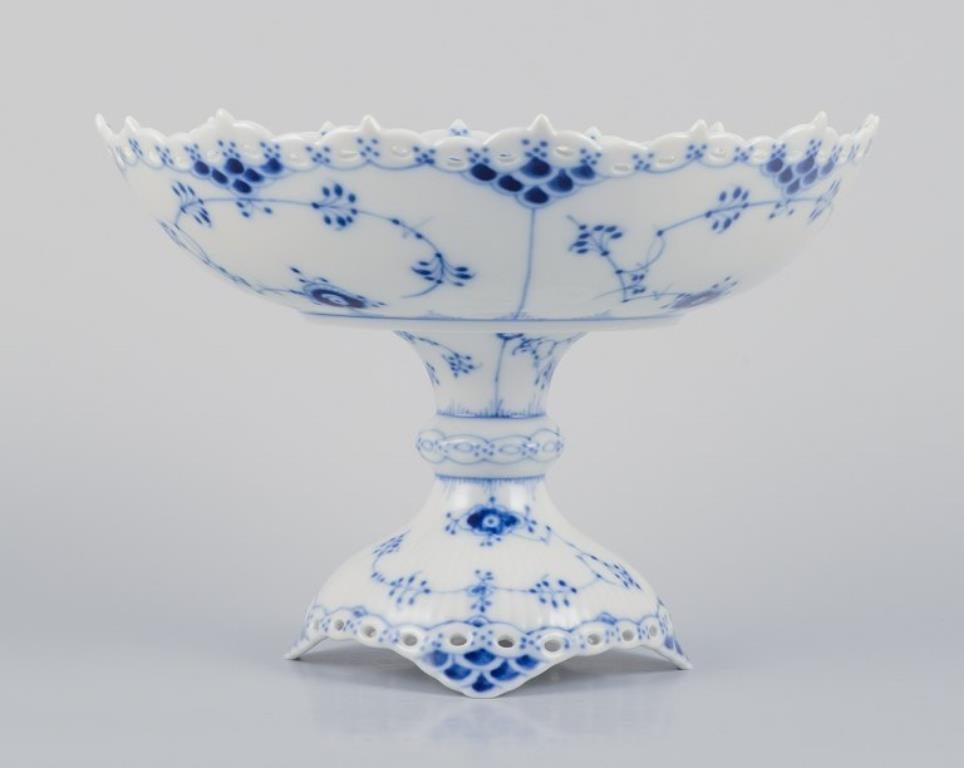 Centro de mesa de porcelana Royal Copenhagen de encaje completo acanalado azul. 1980s Danés