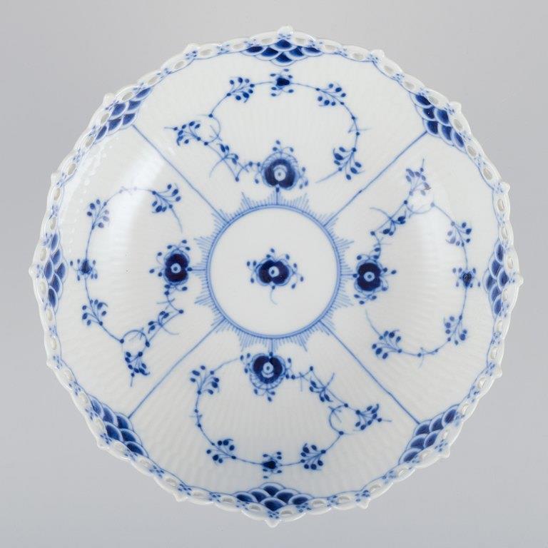 Centro de mesa de porcelana Royal Copenhagen de encaje completo acanalado azul. 1980s finales del siglo XX
